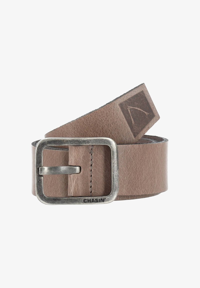 Cinturón de cuero marrón con un acabado texturizado, que presenta una hebilla rectangular de metal plateado y detalles de costura, marcado con "CHASIN'."