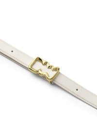 Cintura in pelle bianca con una fibbia d'oro a forma astratta. La fibbia ha una finitura lucida e un design unico con intagli.