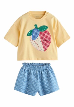 Tricou scurt galben cu mâneci scurte și design patchwork cu fructe multicolore, asortat cu pantaloni scurți cu talie elastică în carouri alb-albastre.