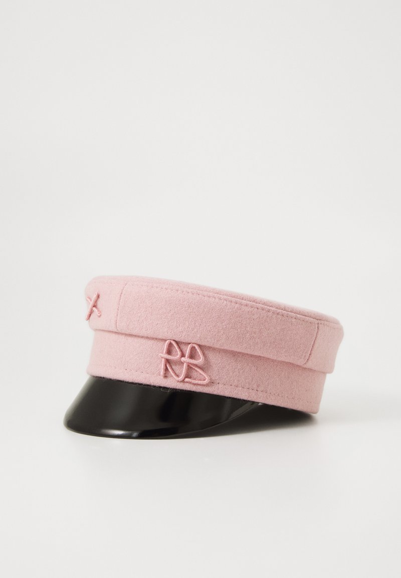 Rožinė vilnos kepurė su juodu blizgiu vizoriumi ir dekoratyvinėmis rožinėmis siūlėmis ant priekio ir šono.