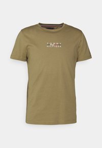 Olivgrön kortärmad t-shirt i bomull. Har en vit "TOMMY HILFIGER" logo på bröstet och rundad halsringning.