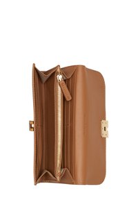 Portefeuille en cuir brun avec une finition texturée, doté de plusieurs compartiments, d'une fermeture éclair dorée et d'un fermoir métallique.