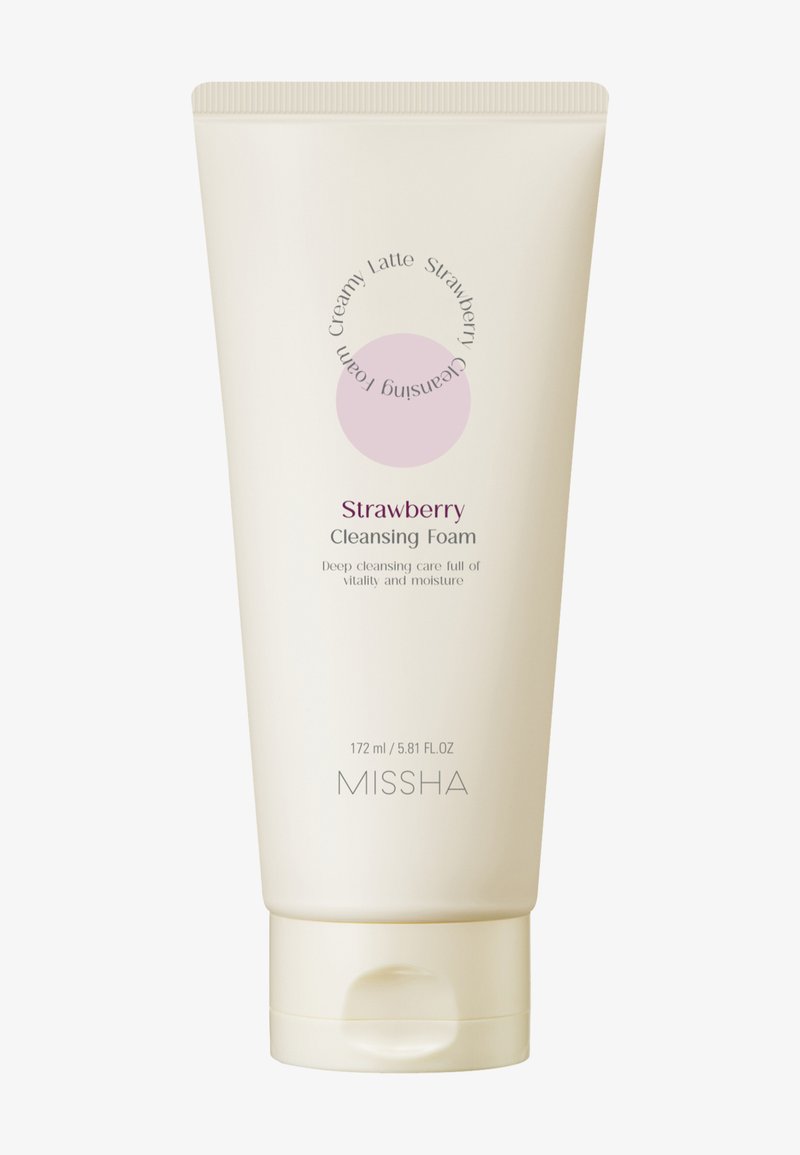 Tube de mousse nettoyante à la fraise par MISSHA, 172 ml, étiqueté pour un nettoyage en profondeur avec vitalité et hydratation, parfum latte crémeux.