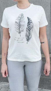 Camiseta blanca de manga corta que presenta dos ilustraciones de plumas dibujadas a mano en negro, con texto debajo en un estilo de escritura ligera.