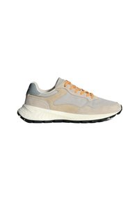 Sneakers in suede grigio chiaro con lacci arancioni e dettagli grigi. Presentano una suola intermedia testurizzata e una suola esterna in gomma nera per una maggiore aderenza.