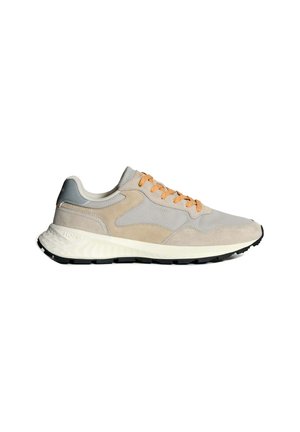 Zapatillas de ante gris claro con cordones naranjas y detalles grises. Presentan una entresuela texturizada y una suela de goma negra para mayor tracción.