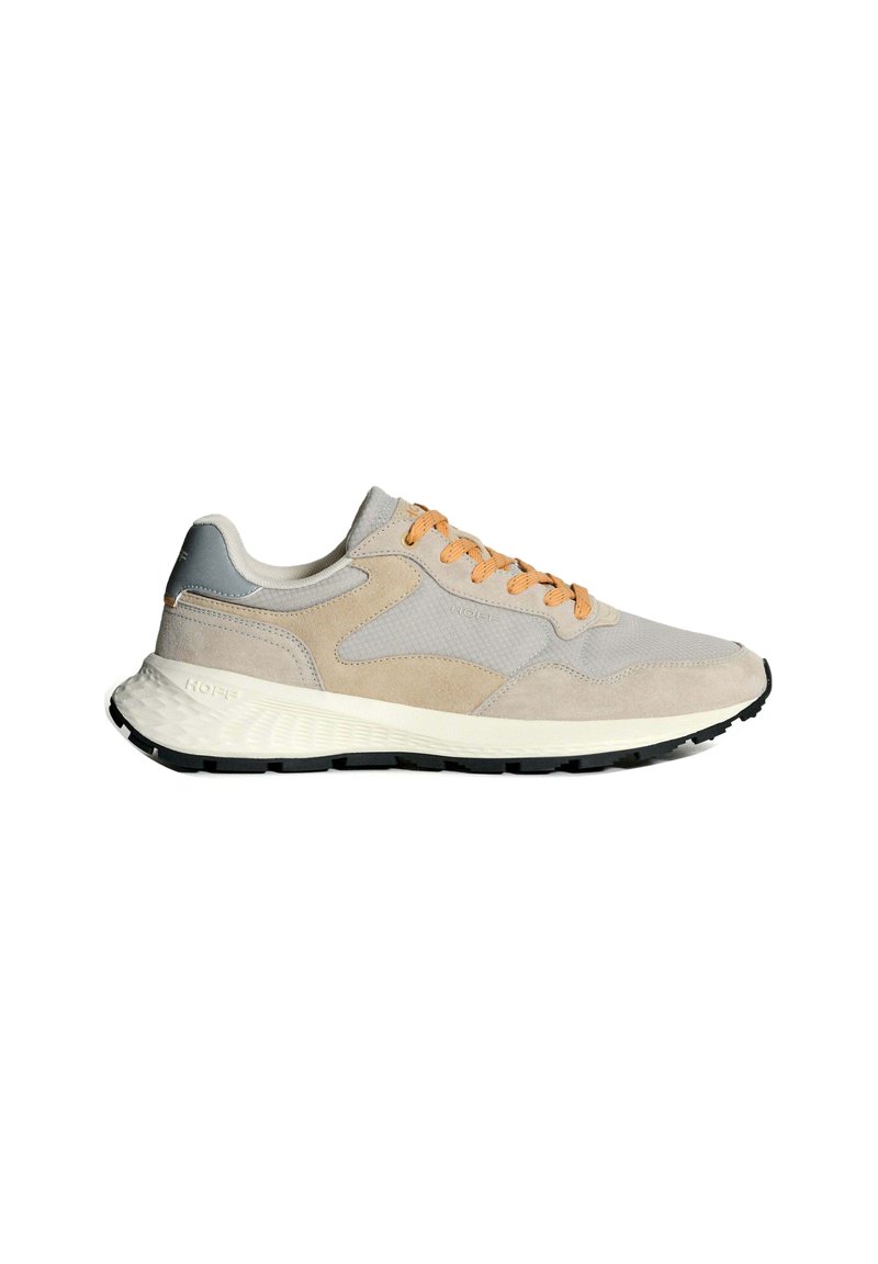 Sneakers in suede grigio chiaro con lacci arancioni e dettagli grigi. Presentano una suola intermedia testurizzata e una suola esterna in gomma nera per una maggiore aderenza.