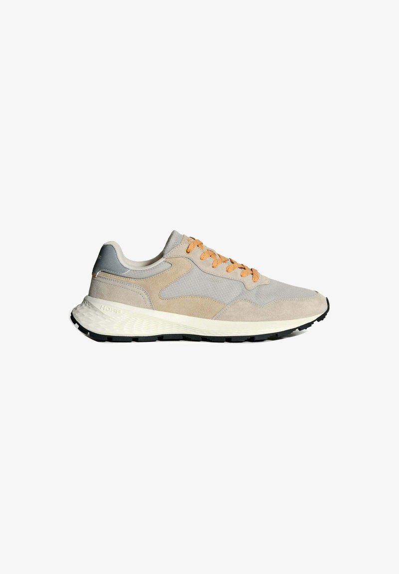 Sneakers in suede grigio chiaro con lacci arancioni e dettagli grigi. Presentano una suola intermedia testurizzata e una suola esterna in gomma nera per una maggiore aderenza.
