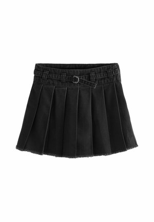 Mini-jupe plissée noire avec passants pour ceinture et ceinture en tissu dotée d'une boucle D en argent, détail d'ourlet effiloché.