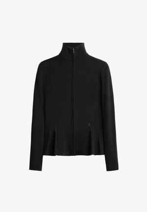 Zwarte zip-up jas met hoge kraag, gemaakt van een gladde, stretchy stof. Beschikt over zijzakken en een uitlopende zoomontwerp.