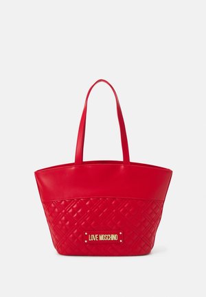 Czerwona pikowana torba typu tote z dwoma paskami na ramię i złotą plakietką z logo "LOVE MOSCHINO" z przodu.
