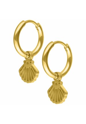 Goldene Creolen mit Muschelanhängern in Form von Jakobsmuscheln an jedem Ohrring vor weißem Hintergrund.