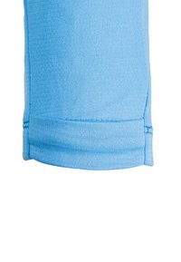 Polsino di tessuto azzurro chiaro con una superficie liscia, caratterizzato da un orlo cucito e una fascia leggermente elastica per una vestibilità aderente. Design semplice e pulito.