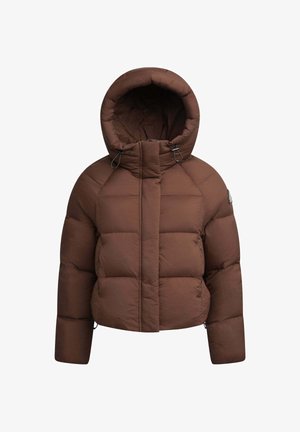 Chaqueta acolchada marrón con capucha, que presenta un diseño acolchado, cierre frontal con cremallera y detalles ajustables.