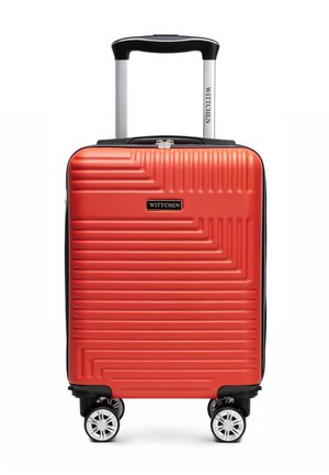 Rode harde koffer voor handbagage met diagonale geprofileerde lijnen, vier zwenkwielen, uitschuifbaar handvat en het "Wittchen"-logo op de voorkant en het handvat.