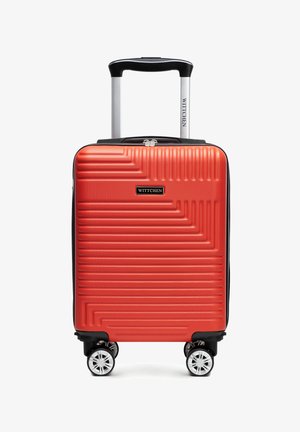 Maleta de mano rígida de color rojo con líneas texturizadas diagonales, cuatro ruedas giratorias, asa retráctil y logotipo "Wittchen" en la parte frontal y el asa.