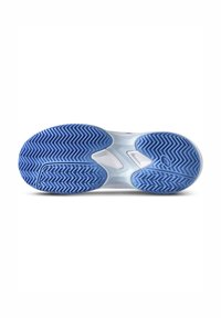 Semelle de chaussure de sport en caoutchouc translucide bleu avec un motif en chevrons ; accents de blanc visibles dans la zone de la semelle intermédiaire.