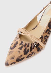 Pantofi fără toc cu vârful ascuțit, cu imprimeu de leopard și textură de daim, având un design slingback și o fundă decorativă cu accente metalice.