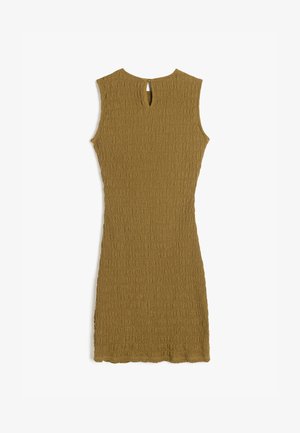 Mouwloos olijfgroen jurkje van een gestructureerde, gekreukte stof. Heeft een keyhole-detail op de rug en een figuuraccentuerende pasvorm.
