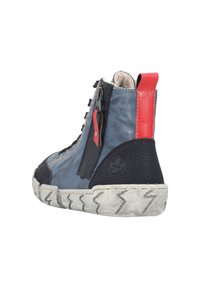 Hochschnittige Ledersneaker mit blauen und schwarzen Einsätzen, roten Akzenten, einer strukturierten Ferse und einer weißen Gummisohle mit Zickzackmustern.