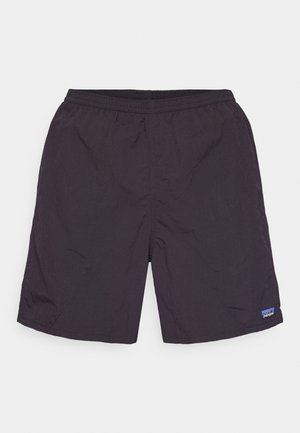 Pantaloni corti grigio scuro realizzati in tessuto leggero, con una vita elastica, cuciture laterali e un piccolo etichetta del logo sul lato sinistro in basso.