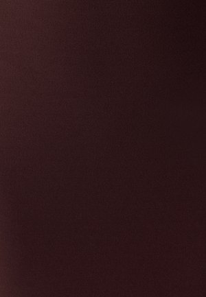 Gros plan sur un tissu bourgogne avec une texture lisse et mate ; il présente une couleur uniforme sans motifs ni accents.