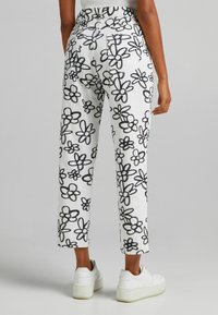 Bershka Spodnie materiałowe