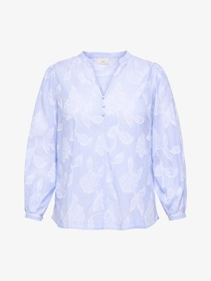 Bluza albastru deschis cu mâneci lungi, cu un model floral alb subtil, decolteu în V cu trei nasturi acoperiți cu material și mansete strânse.