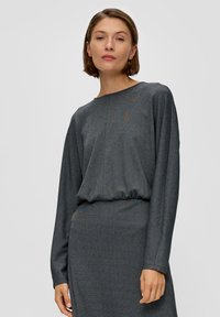 Robe grise à manches longues avec un col rond et une taille cintrée. Tissu doux et texturé avec un éclat subtil. Design minimal, silhouette simple.