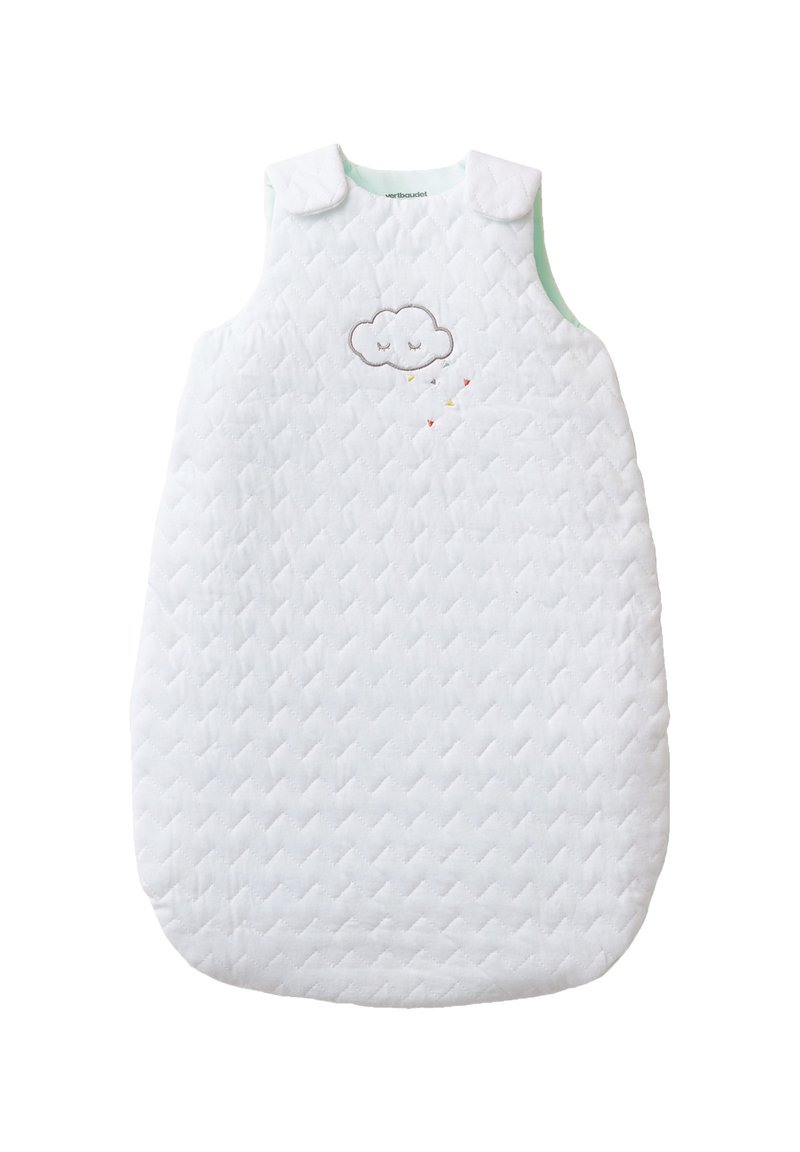 Weißer, gesteppten Babyschlafsack mit Schulterknöpfen und einer kleinen gestickten Wolke mit geschlossenen Augen sowie bunten Regentropfen.