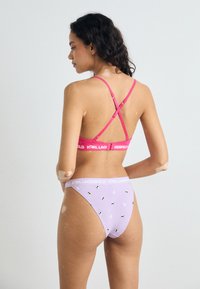 KARL LAGERFELD IKON PADDED BRALETTE - Trikotni modrček - raspberr