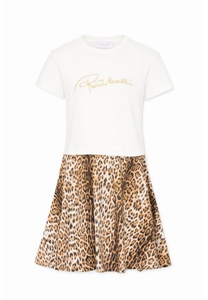Biała sukienka z krótkim rękawem, złotym logo w formie pisma na górze i rozkloszowaną spódnicą w panterkę na dole.