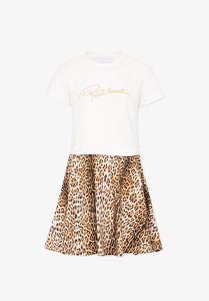 Robe blanche à manches courtes avec logo doré en lettres cursives en haut et jupe évasée imprimé léopard en bas.