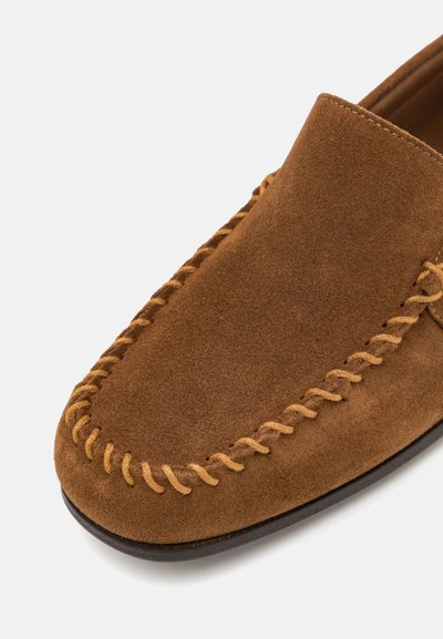 Stuart Weitzman MONTAUK VENETIAN MOC - Chaussons - tan