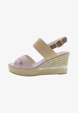 Špalíkové sandály s růžovými syntetickými pásky, hnědou sponou a tkanou juta platformou se žlutými a fialovými pruhy.