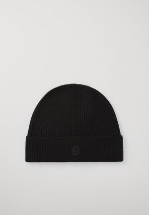 Gorro de malha preto com textura canelada, apresentando uma aba dobrada e um pequeno logotipo na frente. Design simples e ajustado para aquecer.