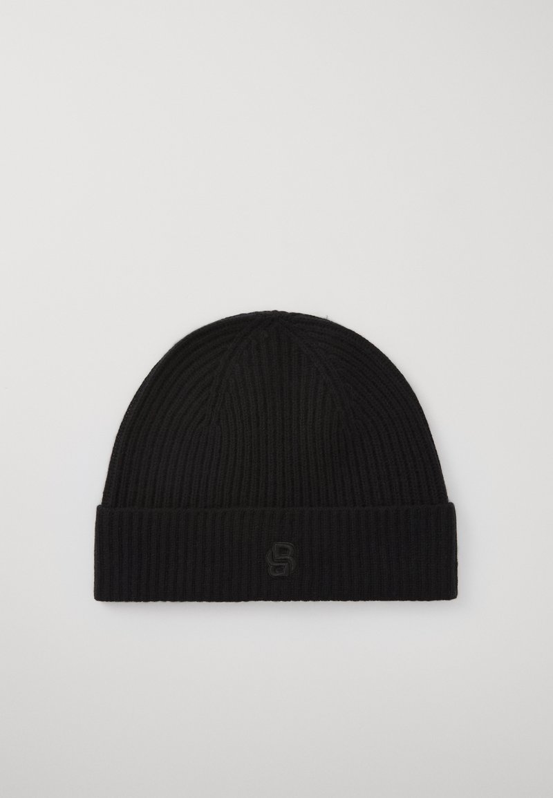 Cappello in maglia nera con texture a coste, dotato di risvolto e di un piccolo logo sulla parte anteriore. Design semplice e aderente per garantire calore.