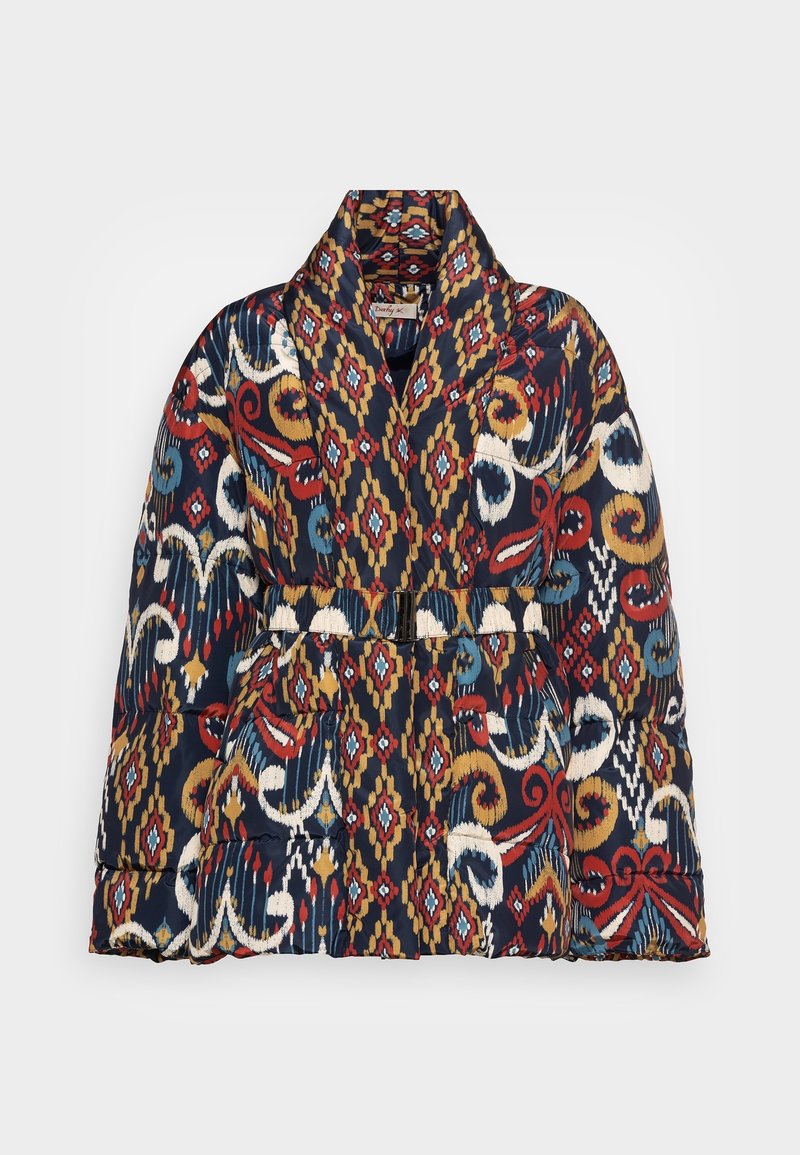 Veste matelassée avec taille ceinturée, col châle et motif abstrait et géométrique multicolore dans des tons marine, rouge, or, blanc et bleu.