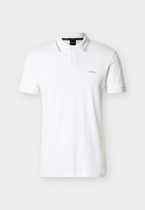 Valge lühikeste varrukatega polo särk sinise triibulise kraega, kolme nupuga ja vasakul rinnal õmmeldud "BOSS" logoga.