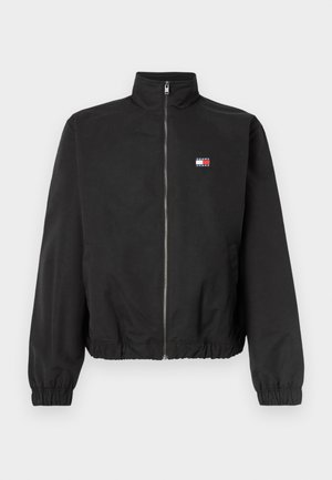 Černá bunda na zip s vysokým límcem, elastickými manžetami a spodním lemem a malým logem Tommy Jeans na levé straně hrudi.