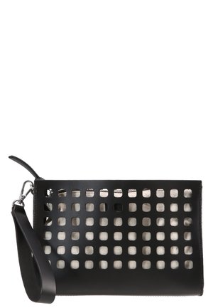 Pochette rectangulaire noire en cuir avec des découpes carrées laissant apparaître un tissu beige à l’intérieur, dotée d’une bandoulière amovible pour le poignet et d’une fermeture éclair argentée.
