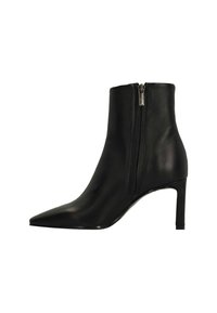 Zwarte leren enkellaarsjes met een spitse neus, hoge stilettohak en een zijrits voor sluiting. Gladde textuur zonder patronen.