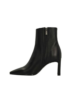 Zwarte leren enkellaarsjes met een spitse neus, hoge stilettohak en een zijrits voor sluiting. Gladde textuur zonder patronen.