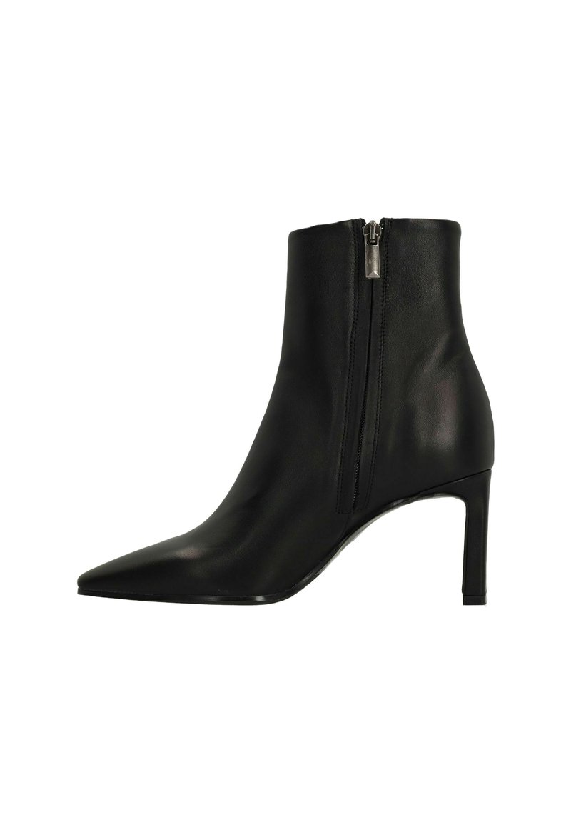 Zwarte leren enkellaarsjes met een spitse neus, hoge stilettohak en een zijrits voor sluiting. Gladde textuur zonder patronen.