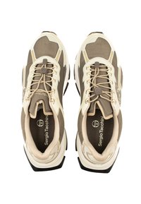 Beige och bruna sportskor med en strukturerad överdel av tyg, snörning och vadderad krage; har en logotyp på sidan.
