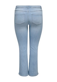 Ανοιχτό μπλε τζιν παντελόνι με ψηλή μέση, δύο πίσω τσέπες και ελαφρώς φαρδιές μπατζάκια, εμφανιζόμενο από πίσω σε λευκό φόντο.