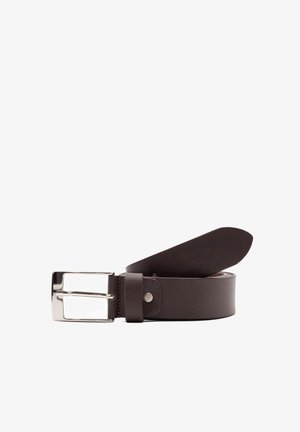 Cintura in pelle marrone con una fibbia rettangolare argentata lucida, dalla superficie liscia e un'estremità affusolata per una vestibilità regolabile.