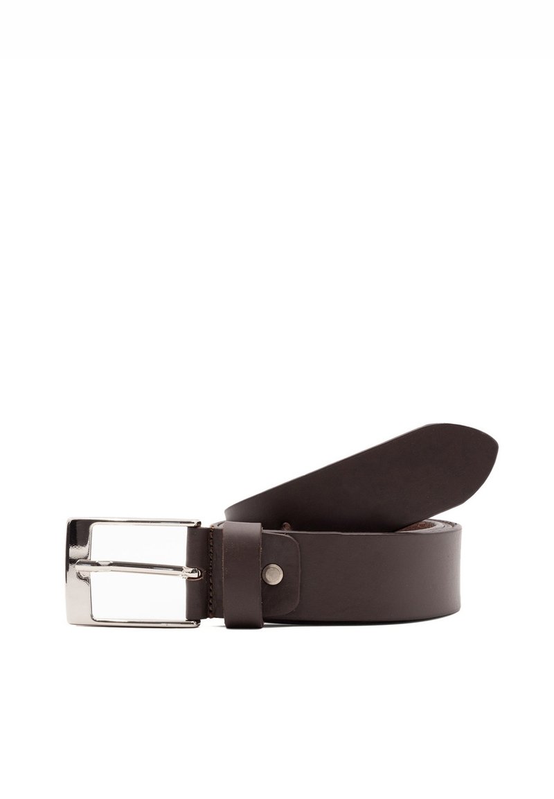 Bruine leren riem met een glanzende zilveren rechthoekige gesp, met een gladde textuur en een taps toelopend eind voor een verstelbare pasvorm.