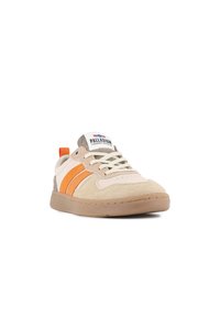 Sneaker beige e grigio con strisce arancioni, texture in suede e mesh, suola in gomma e linguetta imbottita con etichetta del logo.