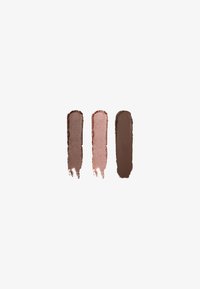 Tre färgprover av kräm-makeup: vänster är mörkbrun, mitten är mjuk rosa och höger är ljusbeige. Alla har en slät, matt textur.